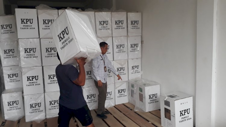 Petugas melakukan pergeseran kotak suara Pemilu ke gudang logistik KPU Lubuklinggau dari PPK. (Ansyori Malik/RMOLSumsel.id)