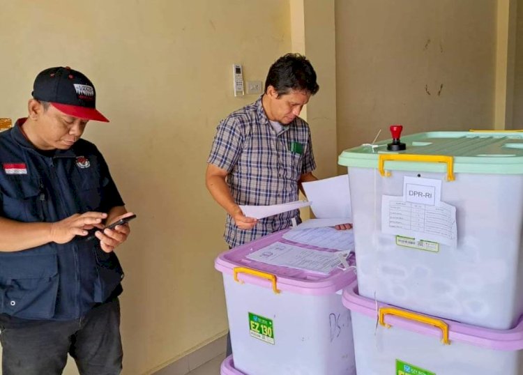 Petugas KPU Banyuasin tengah melakukan rekapitulasi suara. (ist/rmolsumsel.id)