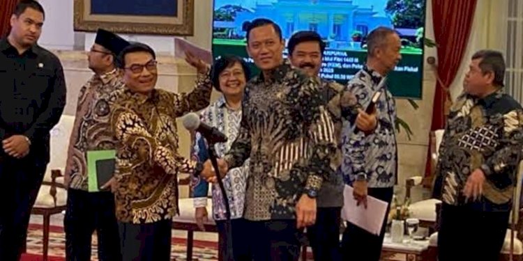 Kepala Kantor Staf Kepresidenan (KSP) Moeldoko berjabat tangan dengan Menteri Agraria dan Tata Ruang/Kepala Badan Pertanahan Nasional (ATR/BPN), Agus Harimurti Yudhoyono (AHY) di Istana Negara, Jakarta, Senin (26/2)/Net