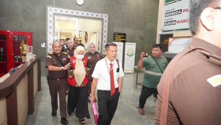 Kejati Sumsel tahan dua tersangka kasus penjualan aset Yayasan Batanghari Sembilan di Lapas Wanita/Foto: Denny Pratama