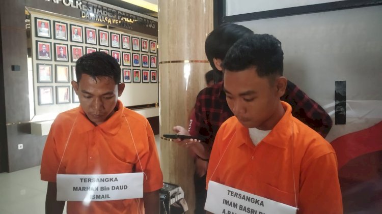 Imam Basri (26) bersama pamannya Marhan (28) pelaku pembunhan Adios saat di Polrestabes Palembang. (Denny Pratama/RMOLSumsel.id)