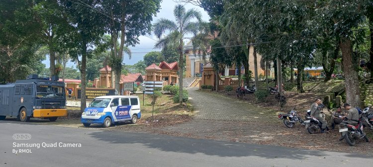 Kendaraan taktis water canon disiagakan di depan gedung KPU kota Pagar Alam, Sumatera Selatan selama rapat rekapitulasi berlangsung. (Taufik/RMOLSumsel.id)