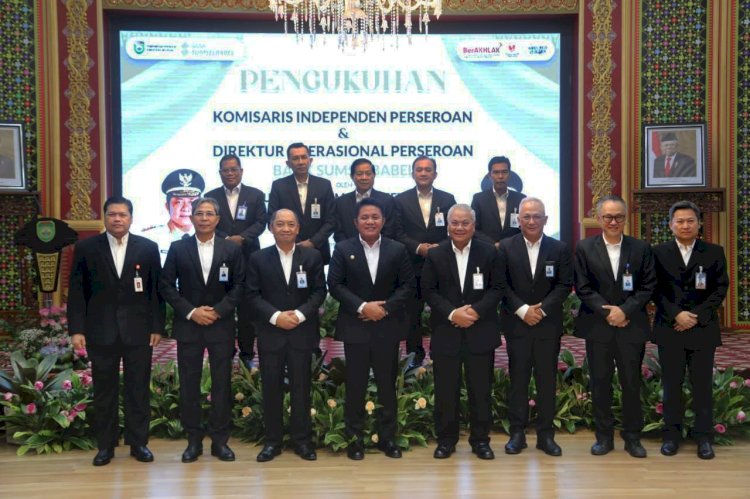 Jajaran direksi Bank Sumselbabel bersama Gubernur Sumatera Selatan Herman Deru. (ist)