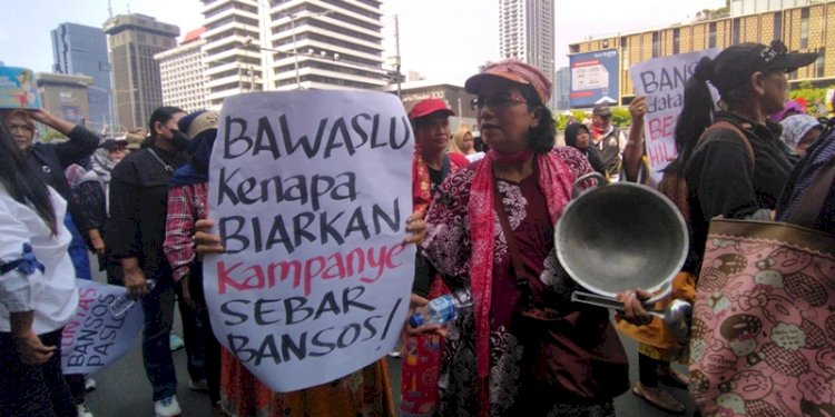 Aksi Emak-emak di depan Kantor Bawaslu, Jakarta, Selasa (27/2)/RMOL