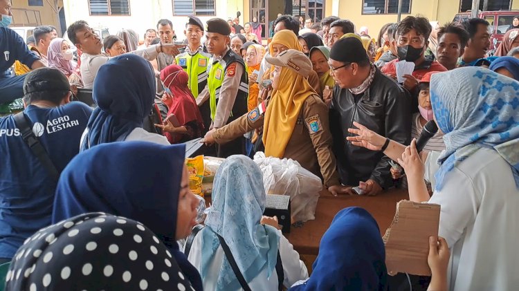  Sejumlah PNS ikut antri di Operasi Pasar Murah. (Hari Wijaya/RMOLSumsel.id)