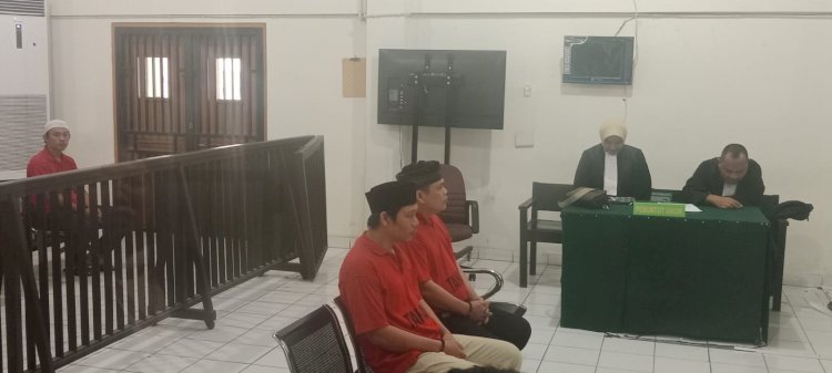 Dua terdakwa pelaku pembunuhan adik Bupati Muratara saat menjalani sidang di Pengadilan Negeri Palembang. (Yosep Indra Praja/RMOLSumsel.id)
