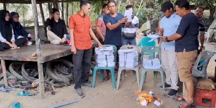 Tangkapan layar sejumlah saksi Gerindra bakar salinan Form C1 karena honor mereka tidak dibayar/Repro