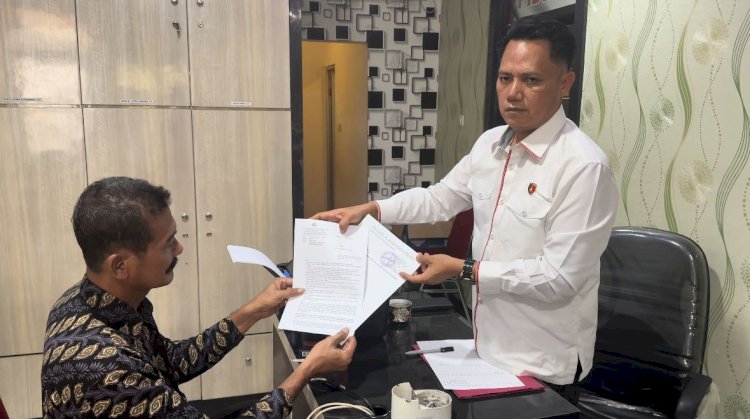 Azhari (59) selaku Penjabat sementara (Pjs) Kepala Desa Kurungan Nyawa III, Kecamatan Buay Madang periode 2019-2020, sebagai tersangka korupsi dana desa Rp 350 juta. (Handout)