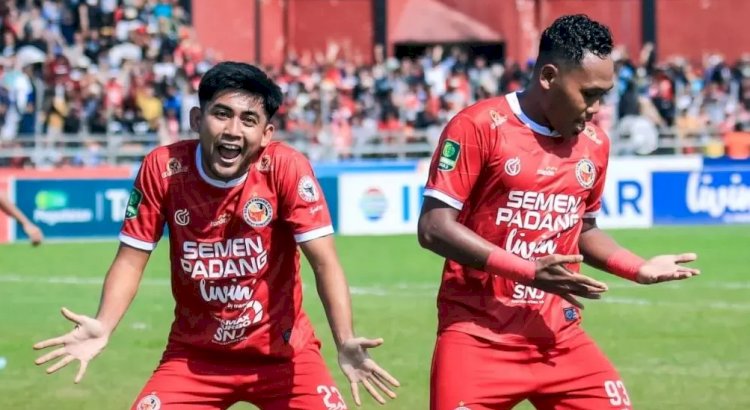 Penyerang Semen Padang Achmad Ihwan melakukan selbrasi usai mencetak gol/net
