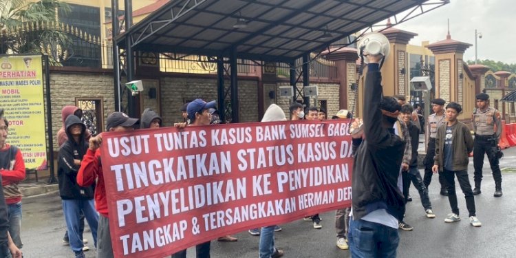 Sejumlah aktivis menggelar aksi demo di depan Mabes Polri, Jakarta dengan tuntutan untuk menuntaskan kasus Bank Sumselbabel/Ist