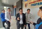 Aiptu FN Pelaku Penusukan dan Penembakan Debt Collector Tiba di Polda Sumsel, Serahkan BB Sangkur