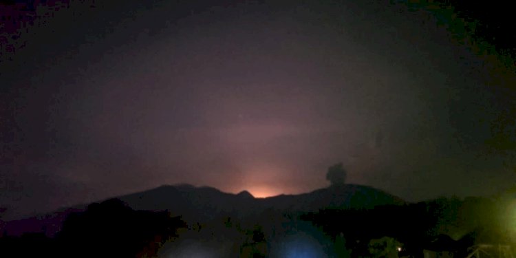Pancaran cahaya volcanic glow berwarna jingga-kemerahan dari aktivitas vulkanik Gunung Marapi terpantau dari Pos Pengamatan Gunungapi Nagari Sariak, Kecamatan Sungai Pua, Kabupaten Agam, Sumatera Barat, Kamis malam (29/2)/Ist