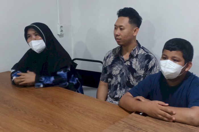  Dedek, perekam video sekaligus pesuruh D untuk berbuat hal tidak senonoh saat memberikan keterangan kepada wartawan. (Denny Pratama/RMOLSumsel.id)