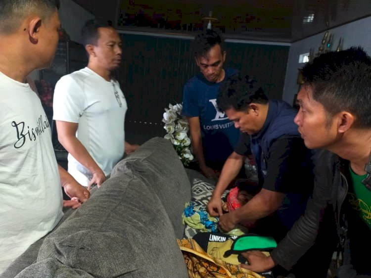 Jenazah Hendrianto (49) saat dievakuasi petugas setelah ditemukan tewas gantung diri. (Dokumentasi Polisi)