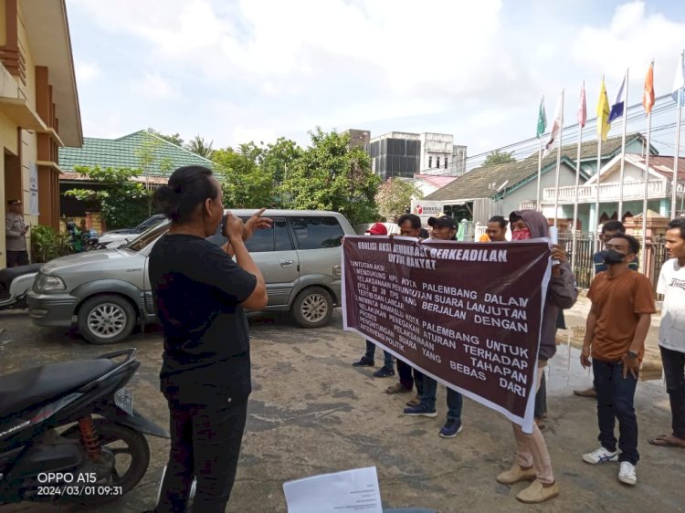 Puluhan orang yang menamakan dirinya Koalisi Aksi Demokrasi Berkeadilan untuk Rakyat (Kanbur) menggelar  aksi demo di kantor KPU dan Bawaslu Kota Palembang,  terkait pelaksanaan Pemilu 2024 di Kota Palembang, Jumat (1/3). (Ist/RMOLSumsel.id)