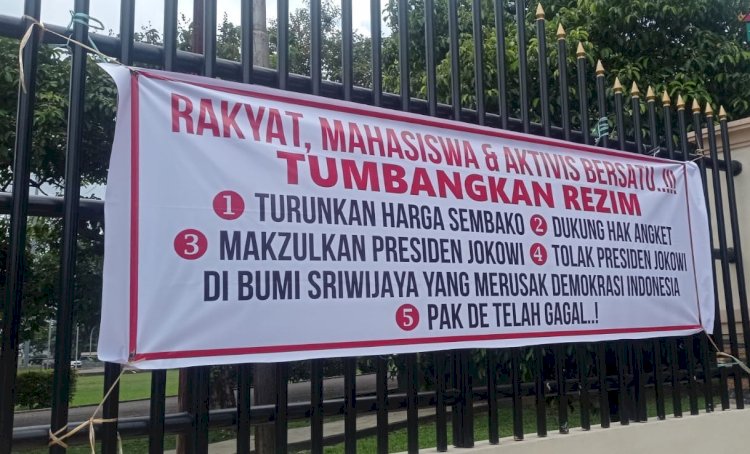 Spanduk tolak kedatangan Presiden Jokowi terpasang di pagar gedung DPRD Sumsel. (Handout)