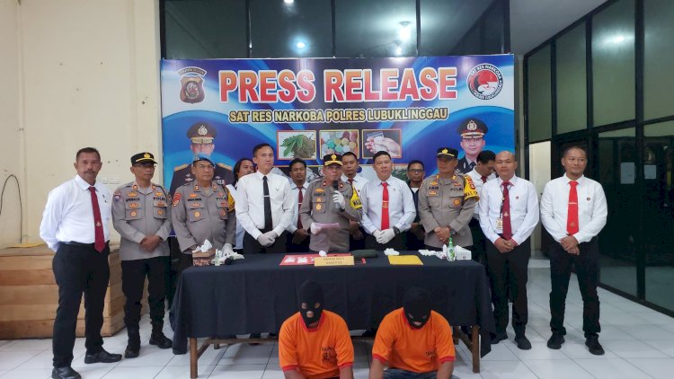 Sat Narkoba Polres Lubuklinggau menggelar pres rilis ungkap kasus narkoba dengan meringkus dua tersangka yang merupakan bandar dan kurir/ist