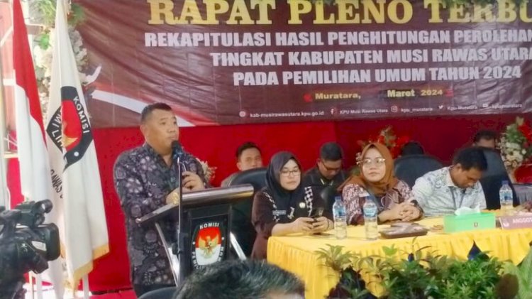 Ketua KPUD Muratara Heriyanto saat membuka secara resmi Pleno terbuka rekapitulasi perhitungan surat suara tingkat Kabupaten Muratara/Foto: Alam