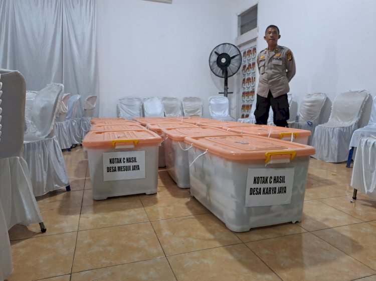 Kotak form C Kecamatan Mesuji Makmur yang diambil dari gudang KPU OKI. (Hari Wijaya/rmolsumsel.id)