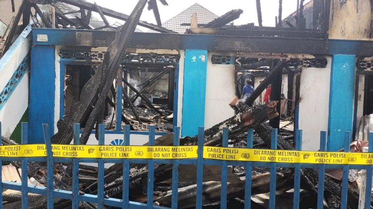  Dua rumah panggung di Lorong Roda Kelurahan Talang Semut Kecamatan Bukit Kecil Palembang usai terbakar Selasa (5/3/2024) dini hari . (Fauzi/RMOLSumsel.id)