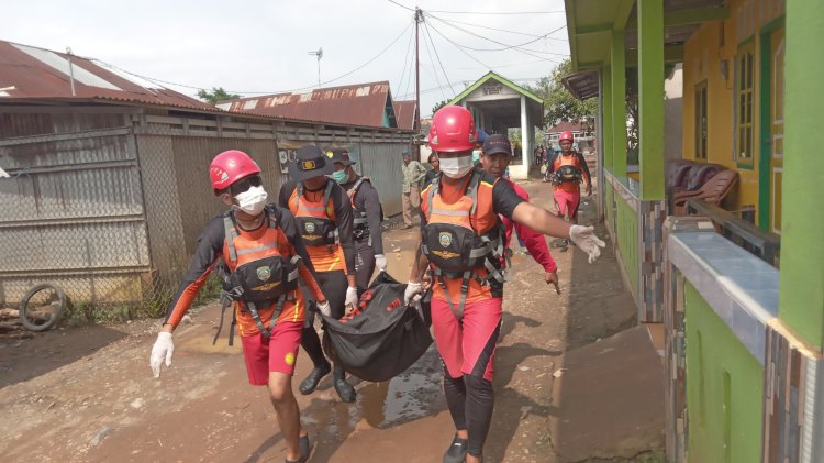 Personel Basarnas Palembang mengevakuasi jasad dua korban kecelakaan perahu getek di perairan Muara Kumbang Banyuasin (dokumentasi/Basarnas Palembang)