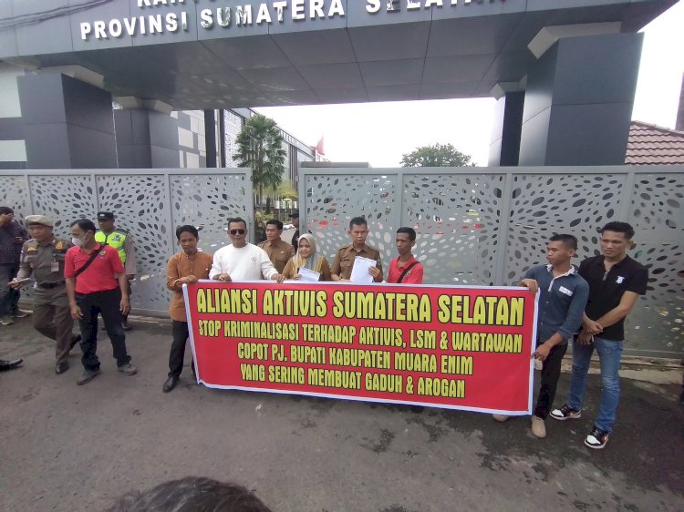 Puluhan Massa Aliansi Aktivis Sumatera Selatan (AASS) menggelar aksi demo di halaman kantor Gubernur Sumsel, Selasa (5/3). Massa mendesak pencopotan PJ Bupati Muara Enim Ahmad Rizali...  dianggap sebagai pemimpin yang anti kritik.(Dudy Oskandar/RMOLSumsel.id)