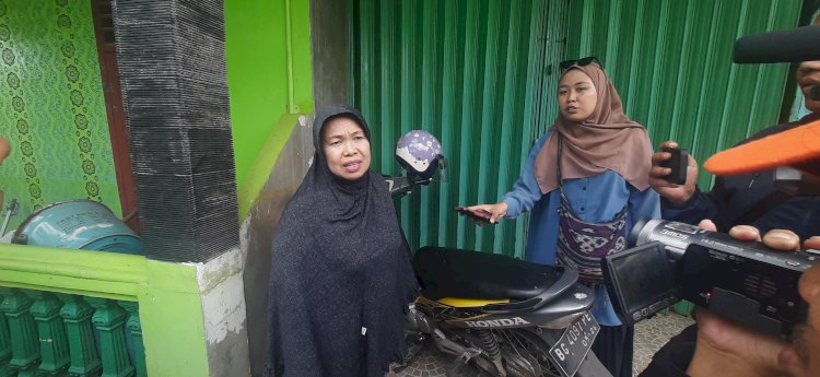 Eri Mariyana korban pencurian sepeda motor memberikan keterangan kepada wartawan. (Fauzi/RMOLSumsel.id)