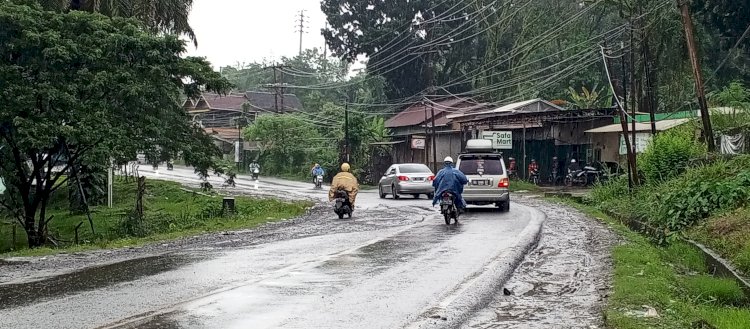 Pengguna kendaraan mencoba menghindari lubang dengan mengambil jalur kanan di depan PLTU Bukit Asam (Noviansyah/RMOLSumsel.id)