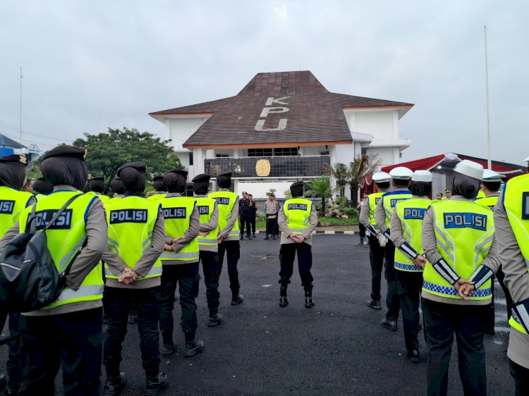 Polda Sumsel melakukan langkah-langkah pengamanan yang ketat di sekitar Kantor Komisi Pemilihan Umum (KPU) setempat, sebagai upaya untuk memastikan kelancaran pelaksanaan tugas demokratis dalam proses tahapan penetapan hasil sidang pleno penghitungan surat suara pemilu di KPU Provinsi Sumatera Selatan (Sumsel) Rabu  (6/3).(ist/rmolsumsel.id)  