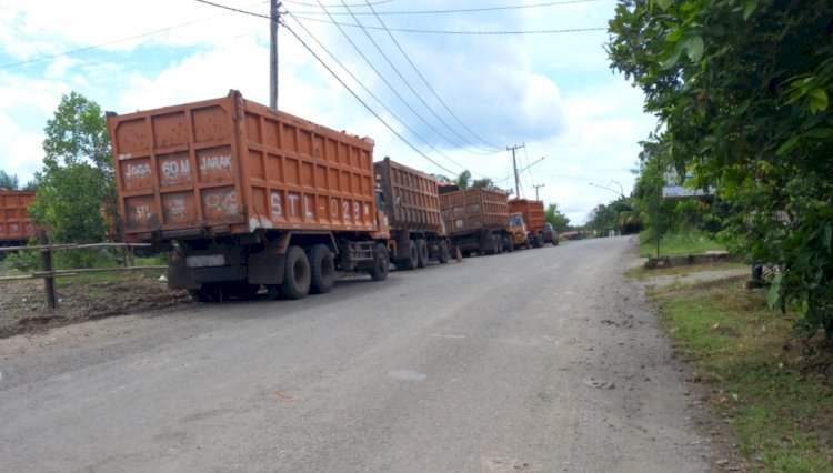 Dump truk pengangkut Batu Bara terparkir di badan jalan lingkar Muara Enim yang menghubungkan eks terminal regional dengan jembatan Enim III.(Noviansyah/RMOLSumsel.id)