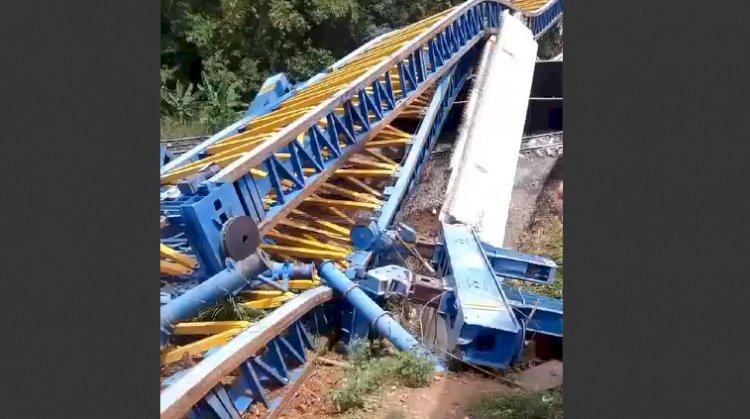 Kondisi girder pembangunan flyover Muara Enim yang ambruk dan menimpa kereta api babaranjang. (Tangkapan Layar)