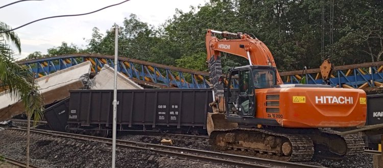 Proses evakuasi girder flyover yang menimpa gerbong babaranjang. (ist/rmolsumsel.id)