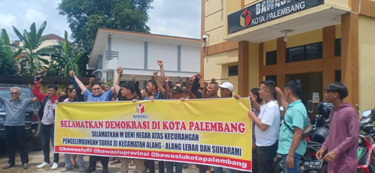 Puluhan pendukung serta relawan Calon Legislatif (Caleg) DPRD Kota Palembang daerah pilih (dapil) II dari Partai Golkar M Deni Hegar ke Sentra Gakkumdu Palembang/Foto: Denny Pratama