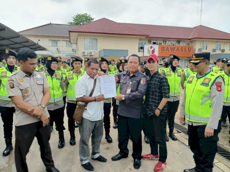 Lintas Aktivis Antar Generasi Indonesia (LAAGI) saat melakukan aksi di kantor Bawaslu Sumsel .(ist/rmolsumsel.id)