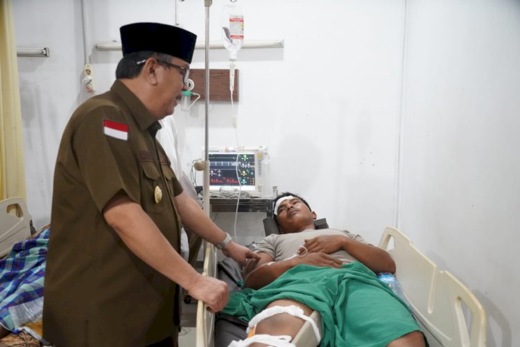 Pj Bupati Muara Enim, Ahmad Rizali saat menjenguk korban luka akibat insiden ambruknya derek pada proyek jembatan layang (flyover) di Bantaian, Desa Panang Jaya, Kecamatan Gunung Megang. (ist/rmolsumsel.id)