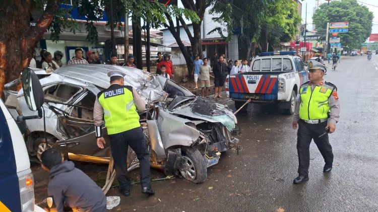 Kondisi mobil Avanza yang mengalami kerusakan berat usai mengalami kecelakaan tunggal. (Denny Pratama/RMOLSumsel.id)