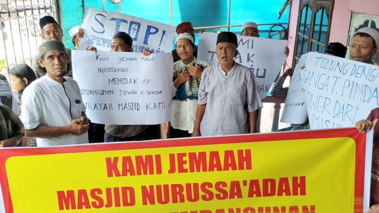 Protes warga Kelurahan 32 Ilir Kecamatan Ilir Barat II Palembang menolak pembangunan tiang tower BTS ditempat tinggal mereka. (Fauzi/RMOLSumsel.id)
