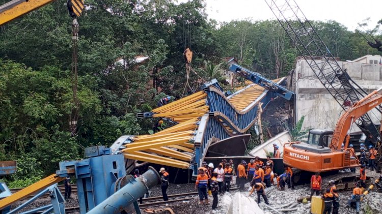 Proses evakuasi launcher yang mengagnkat girder flyover Bantaian, Kabupaten Muara Enim, Sumatera Selatan. (Noviansyah/RMOLSumsel.id)