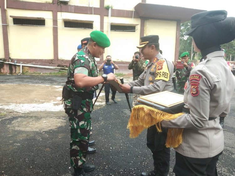 Kapolres Muratara AKBP Koko Arianto Wardani, SiK saat memberikan piagam penghargaan kepada Dandin 0406. (ist/rmolsumsel.id)