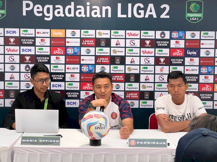 Pelatih Kepala Persiraja Banda Aceh Achmad Zulkifli (tengah). Foto: MO Persiraja