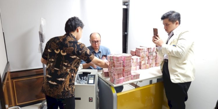 Penyidik Jampidsus Kejagung memperlihatkan barang bukti uang tunai pecahan rupiah dan dolar Singapura kasus korupsi tata niaga komoditas timah di wilayah IUP PT Timah Tbk tahun 2015-2022/Ist