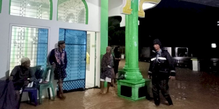 Sejumlah warga terdampak banjir di Kabupaten Pesisir Selatan, Sumatera Barat, Kamis (7/3)/Ist