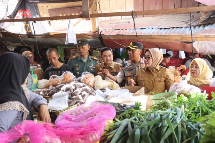 Rombongan memantau pedagang sayur yang ada di pasar Inpres/Foto: Eko Jurianto