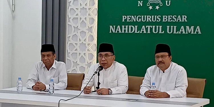 Ketum PBNU Gus Yahya (tengah) saat memberikan keterangan kepada awak media terkait usulan penghapusan sidang isbat, di kantor PBNU, Jakarta, Sabtu (9/3)/Net