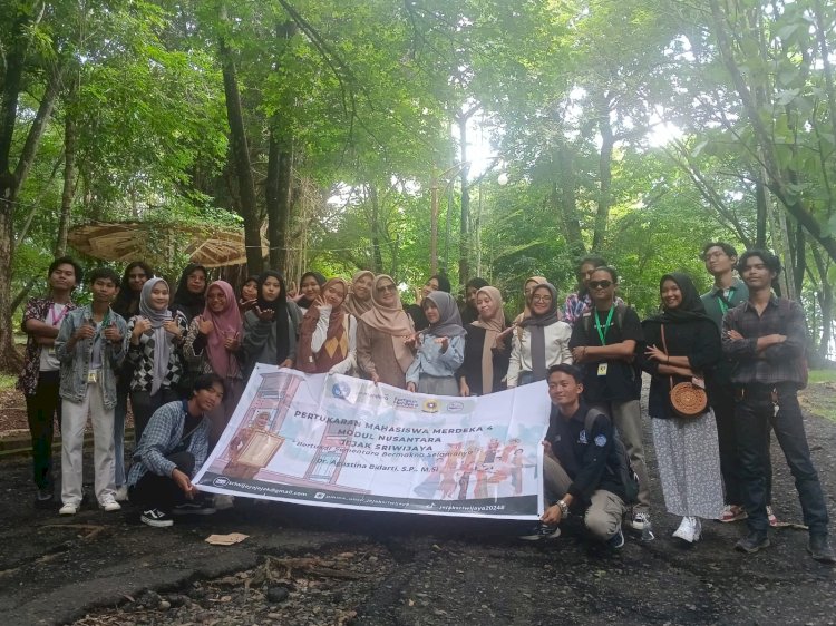 Mahasiswa yang tergabung dalam Modul Nusantara saat mengunjungi Bukit Siguntang. (ist/rmolsumsel.id)