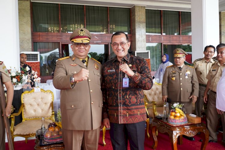 Wakil Menteri Ketenagakerjaan Republik Indonesia Afriansyah Noor (kiri) bersama Plh Sekretaris Daerah (Sekda) Sumsel Edward Chandra. (ist/rmolsumsel.id)