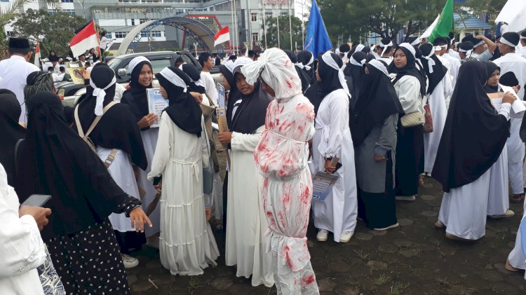 Peserta mengenakan kostum pocong memeriahkan pawai sambut Ramadhan di Lubuklinggau. (ist/rmolsumsel.id)