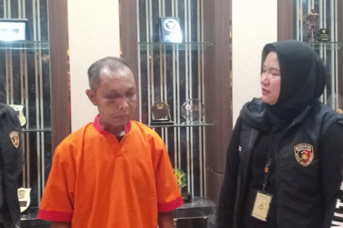 Pelaku Riduan saat dihadirkan dalam pers rilis tindak pidana pencabulan terhadap anak dibawah umur dipimpin oleh Kanit PPA Satreskrim Polrestabes Palembang Iptu Fifin Sumailan. (ist/rmolsumsel.id)
