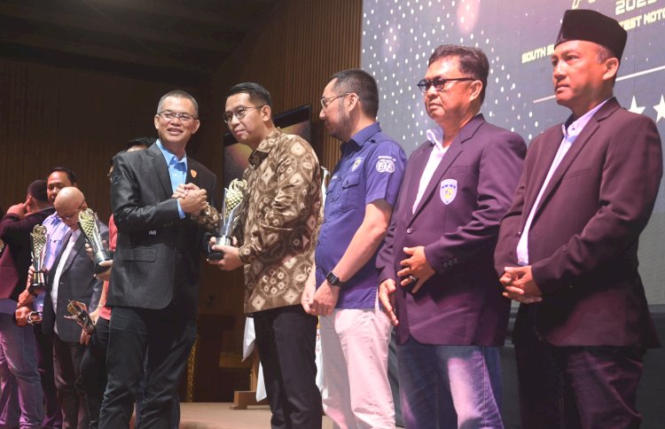  Pj Bupati Musi Banyuasin (Muba) Apriyadi Mahmud dinobatkan menjadi Tokoh Otomotif Sumsel pada rangkaian IMI Awards 2023 di Gedung Graha Limbersa/Foto:Pemkab Muba