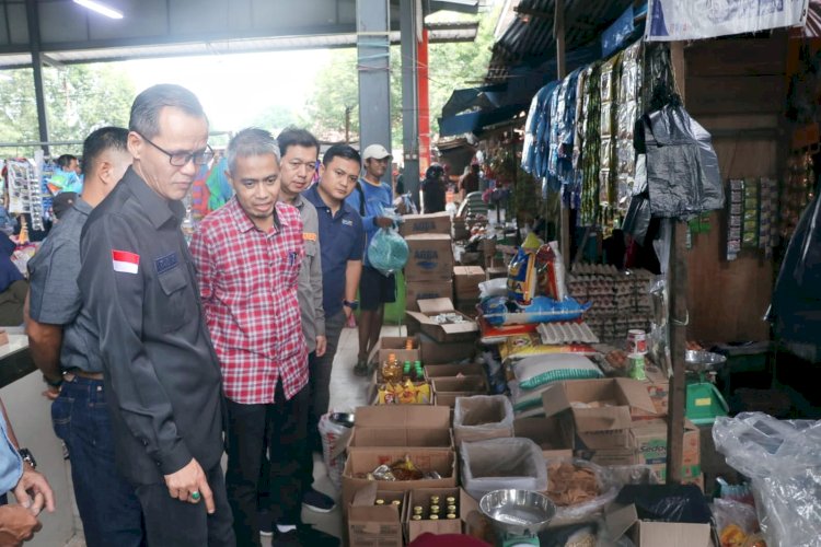  Plt. Asisten III Bidang Administrasi dan Umum, M. Tarmizi Ismail memantau harga kebutuhan pokok di pasar/ist